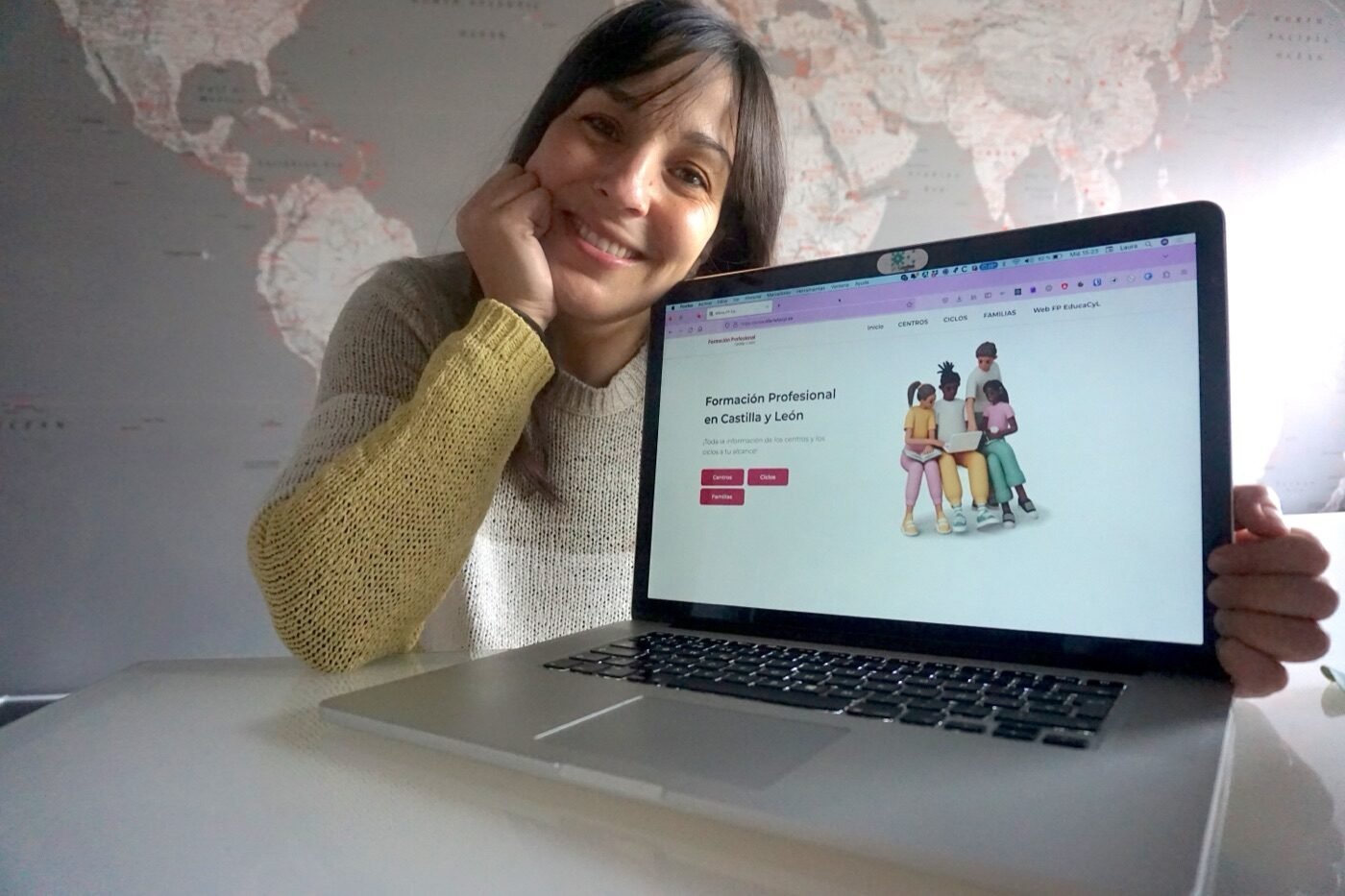 Laura Folgado sonriendo junto a un portátil con su proyecto OfertaFPCyL